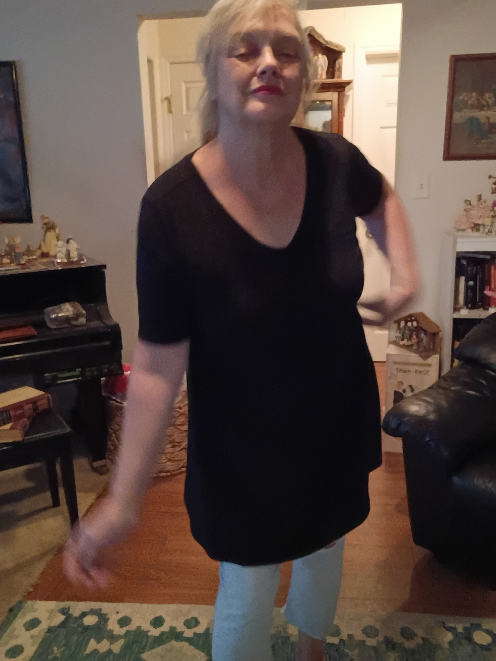 Chico's Black V-Neck Short Sleeve Tunic Top